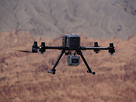 渓谷を飛行するCHCNAV AlphaAir 6搭載ドローン