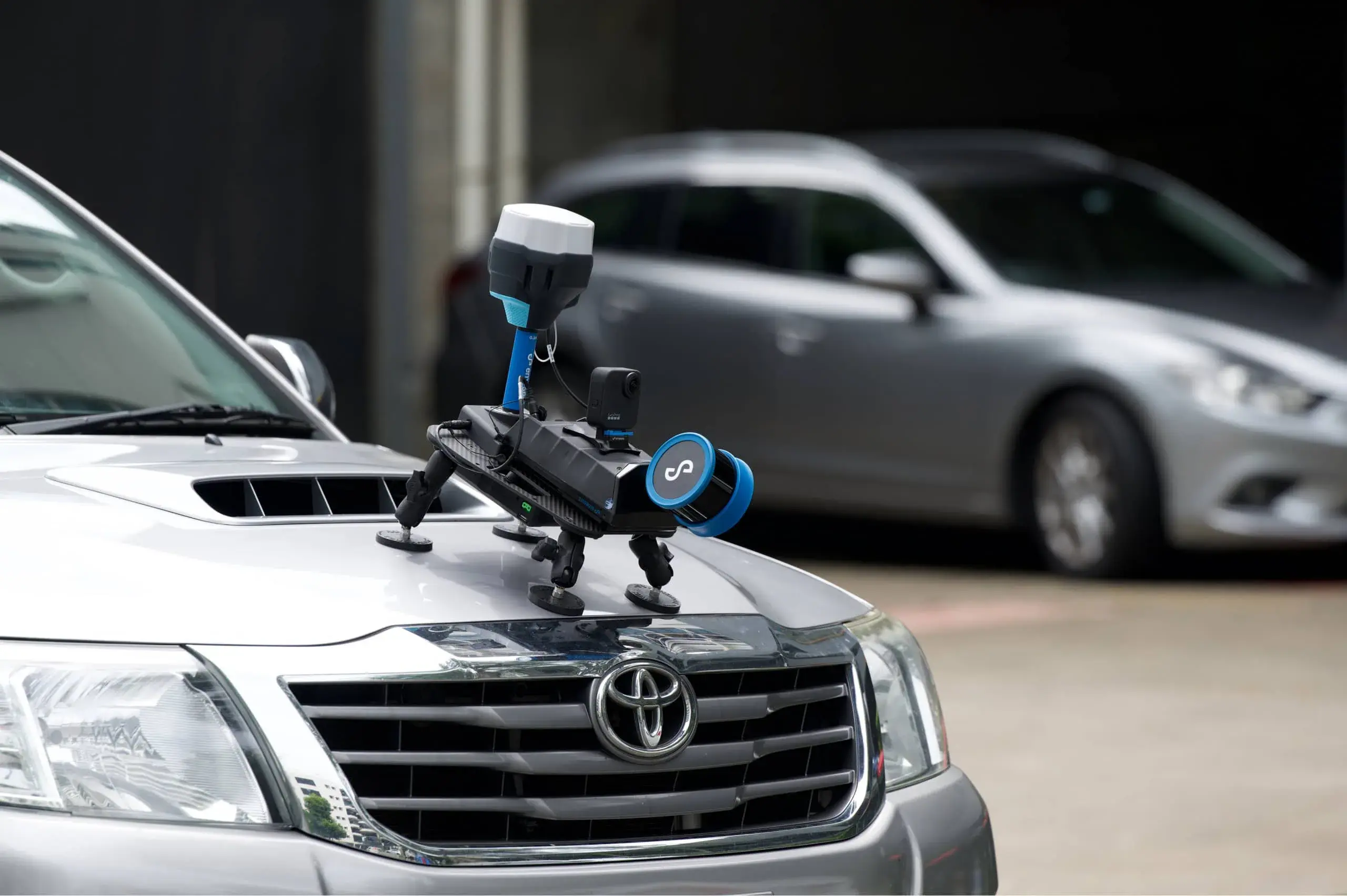 Hovermap ST-Xを車両ルーフにマウントして走行計測している様子