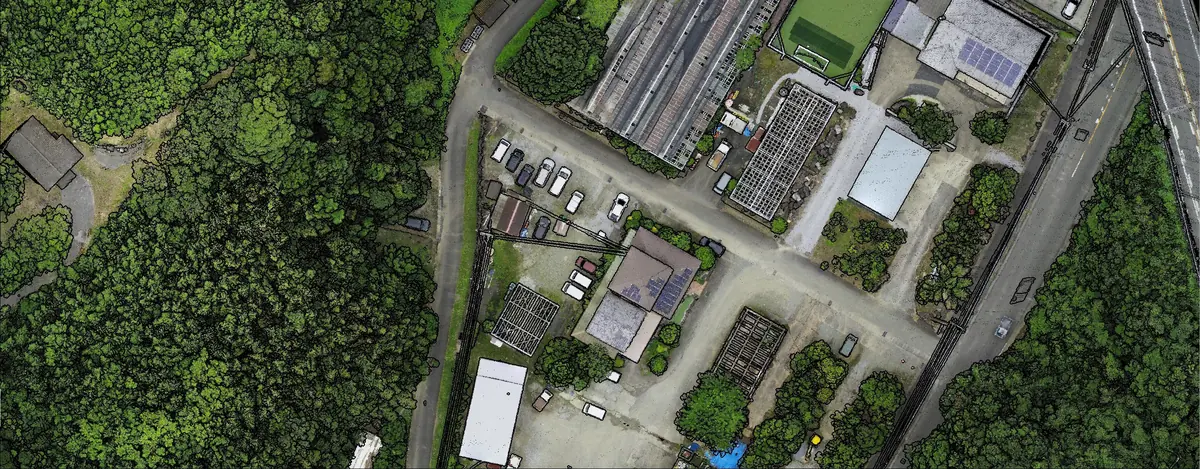 AA6で取得した資材ヤードと周辺地形の色付き点群。ヤード内の区画と車両が判別できる