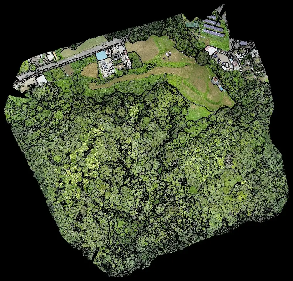 AA6で取得した計測範囲全体の色付き点群。森林・施設・造成地が1フライトに収まっている