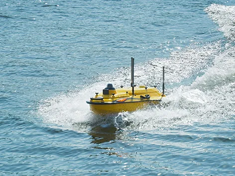 APACHE 4 Proが実際の水域で深浅測量を行っている稼働イメージ