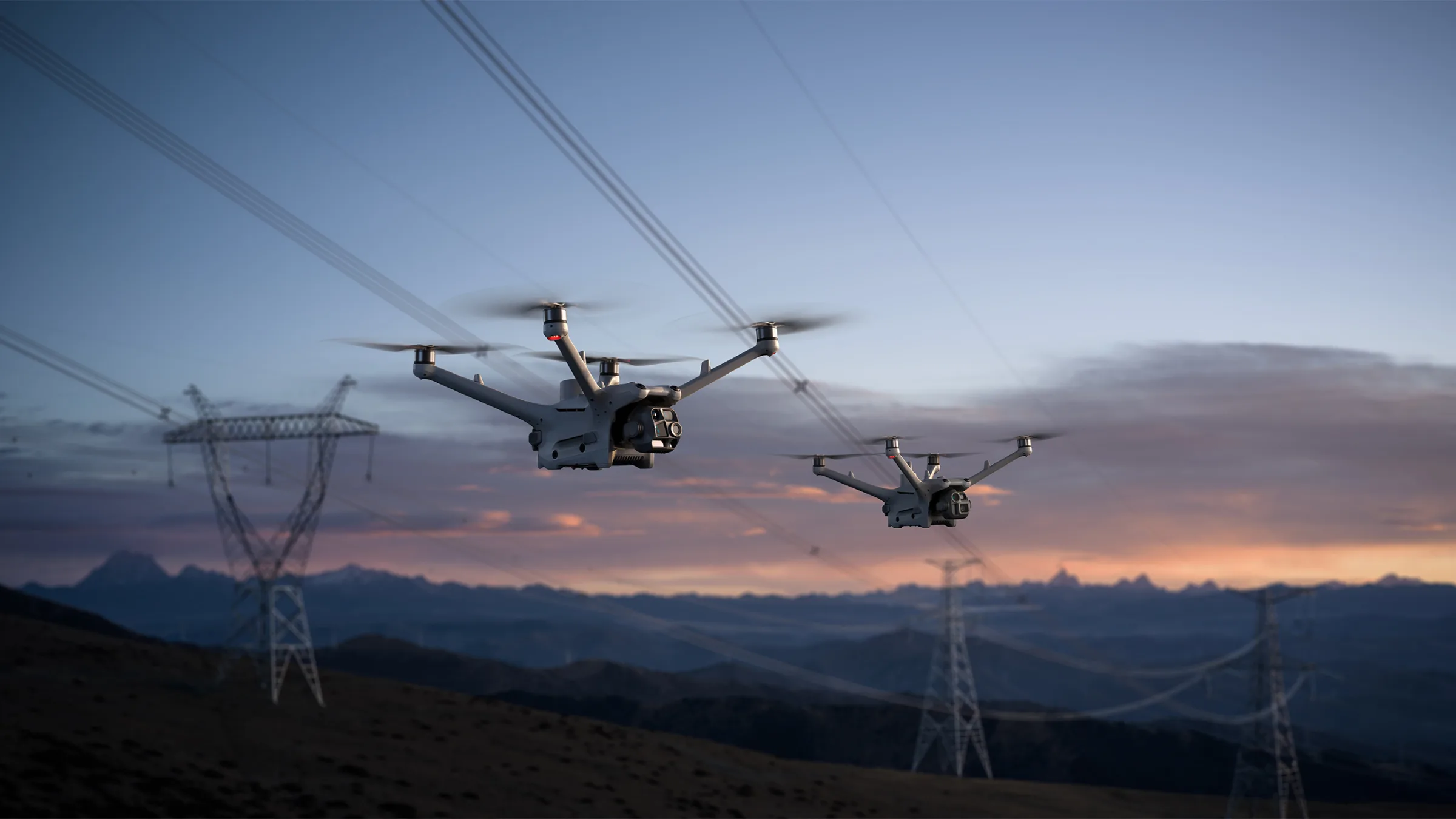送電線の上空を飛行するDJI Matrice 4Dシリーズの機体