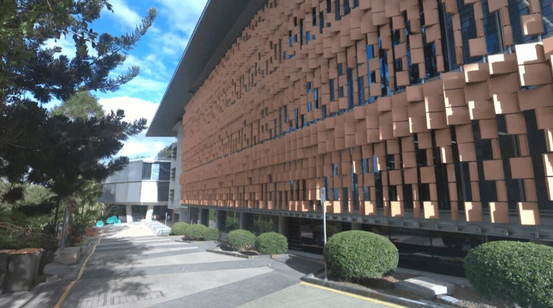 Emesent GX1 の4台の20MPカメラで取得した360°画像の例