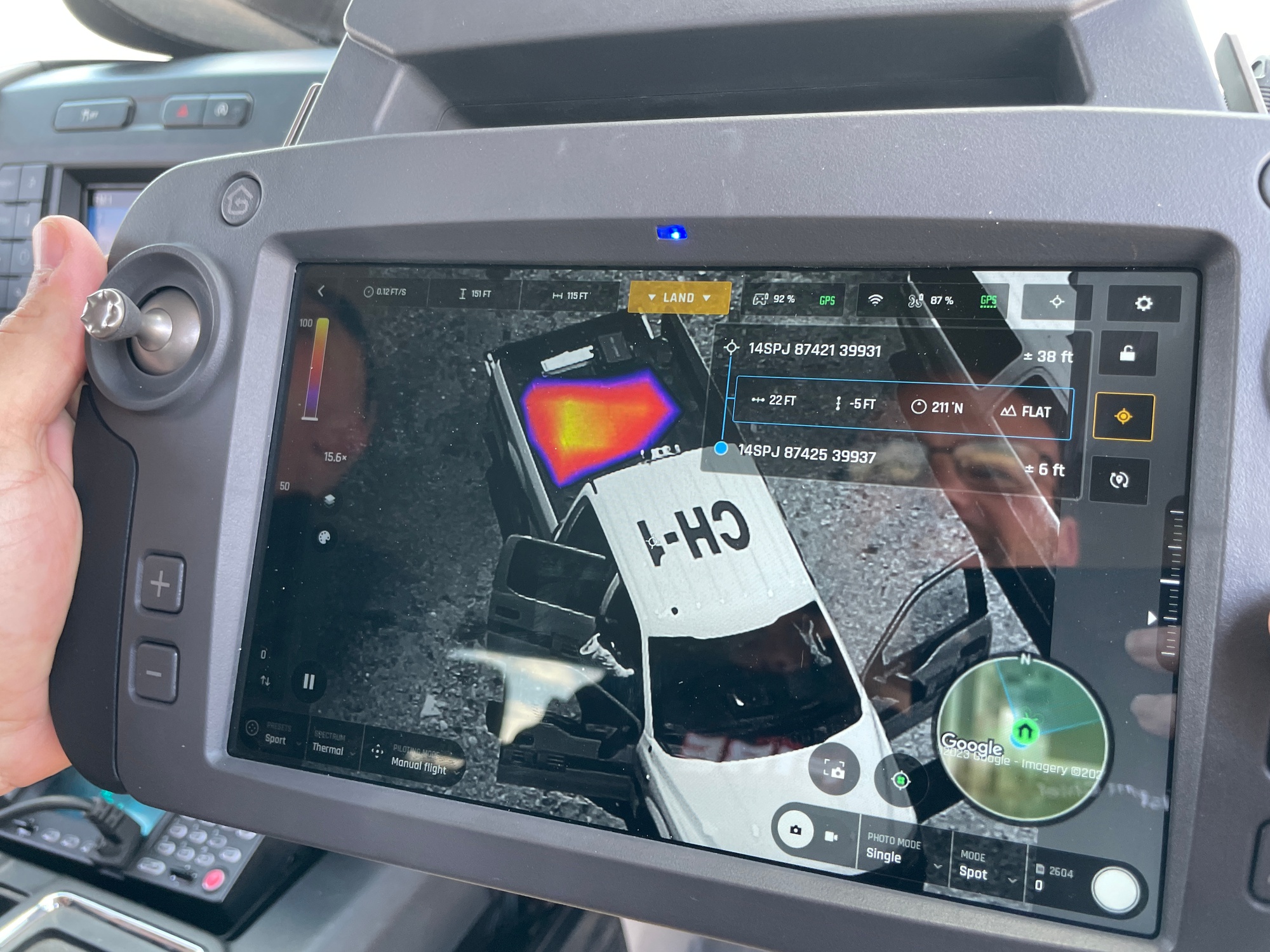 消防・緊急サービスのドローン送信機に表示された車両の熱画像