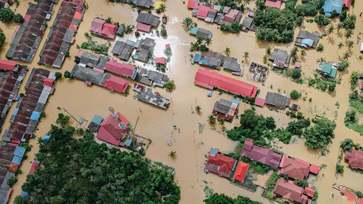 浸水した市街地を上空から捉えた様子