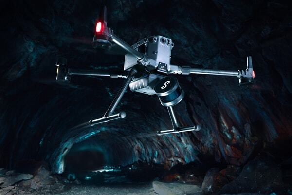 Hovermap ST-Xを搭載したドローンが地下空間を飛行している様子