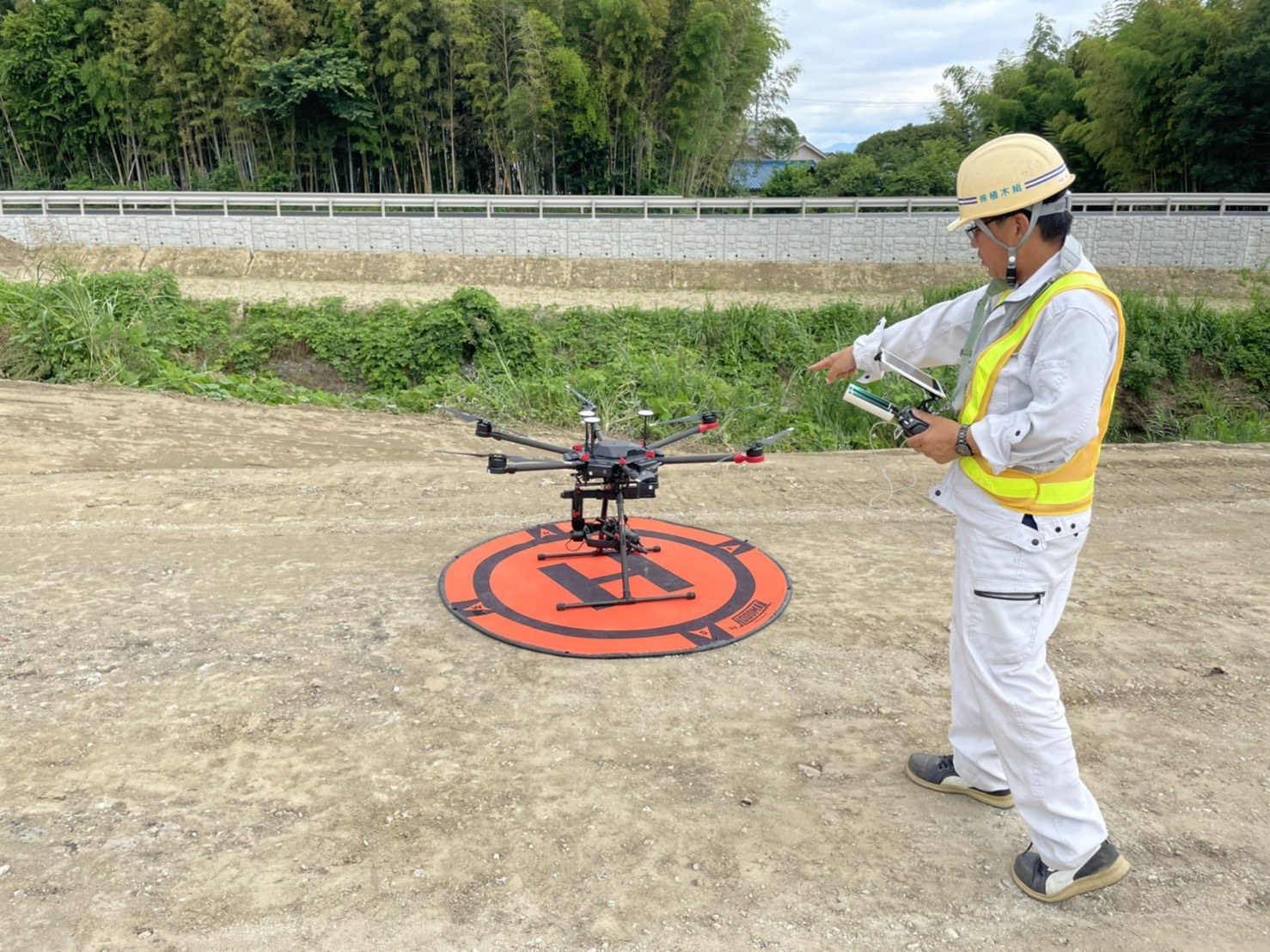 造成現場でMatrice 300 RTKと3DT Scanfly ULTRA Xの離陸準備をする様子
