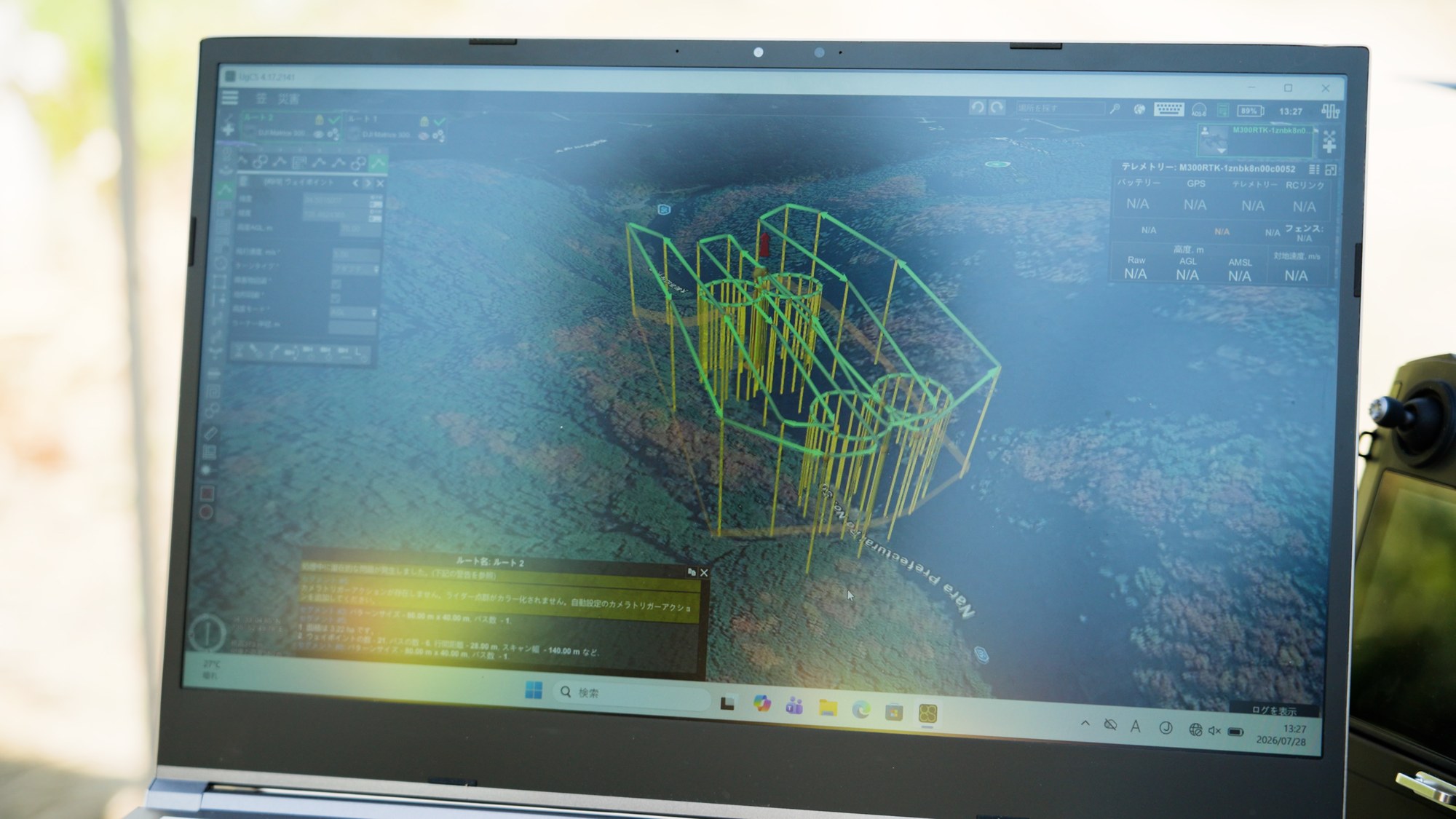 未舗装路で離陸するMatrice 300 RTK、奥に測量用三脚