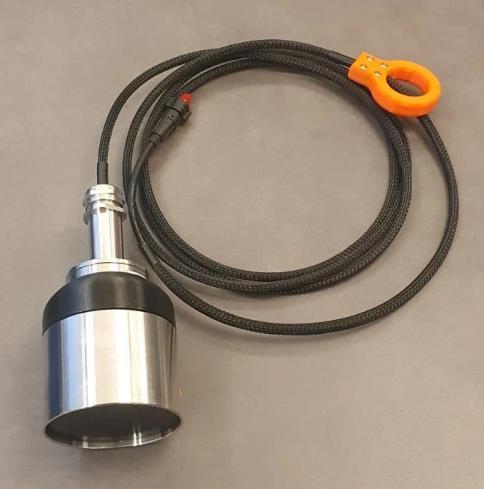 ECT D052Sの製品写真。円筒形の送受波器とケーブル