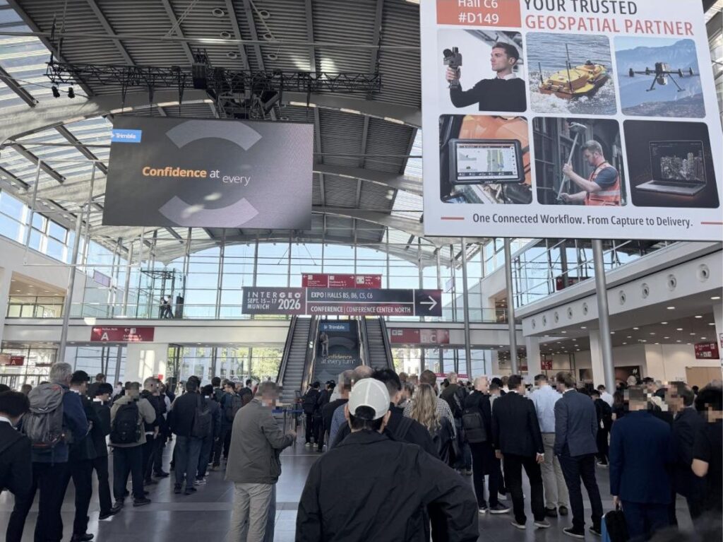 INTERGEO 2026 会場入口。TrimbleとCHCNAVの大型広告