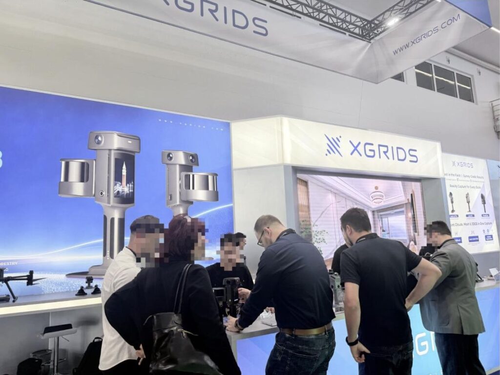 XGRIDS。ハンドヘルドSLAM・3DGSの展示で来場者が絶えない