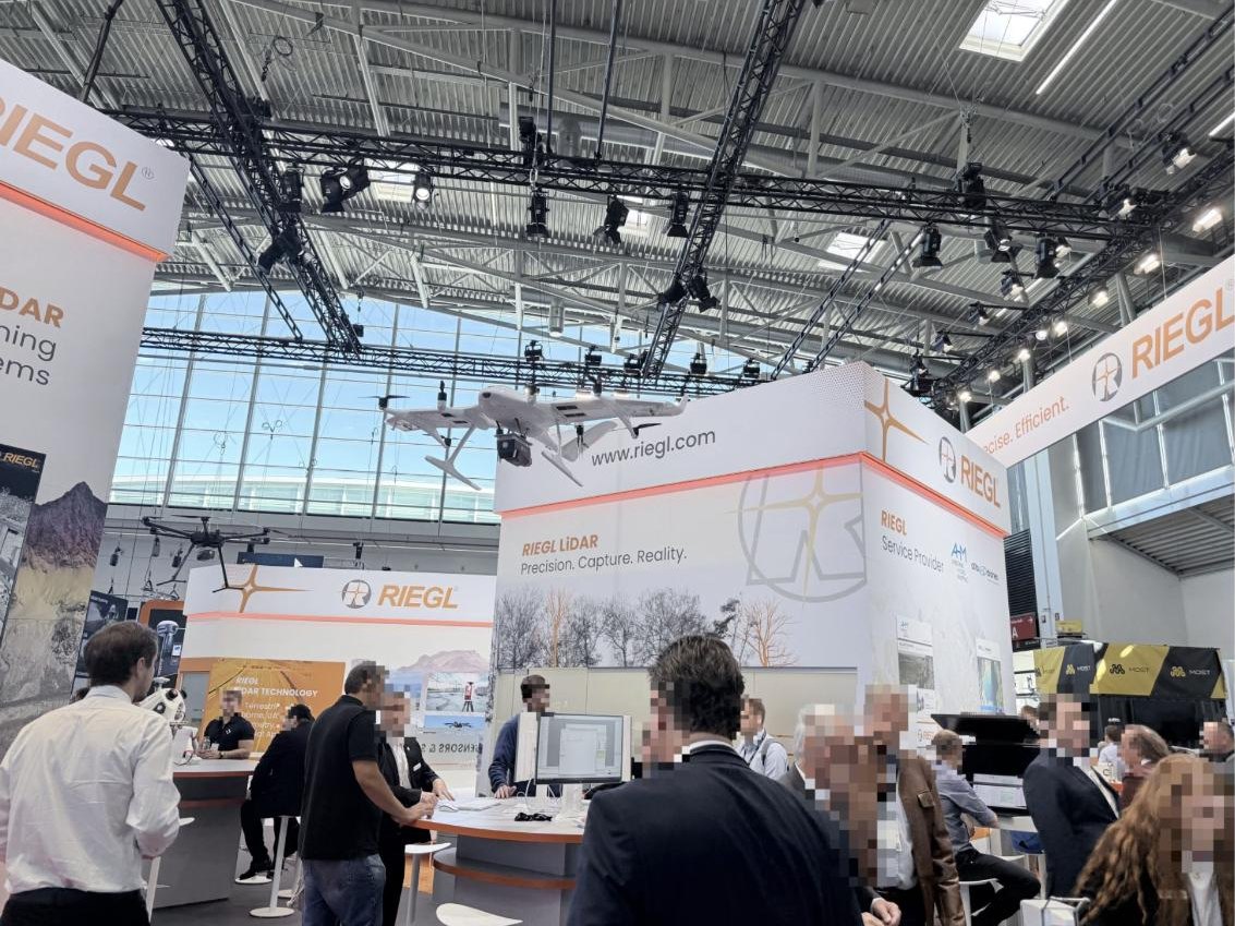 RIEGL。VTOL機・マルチコプターの吊り展示