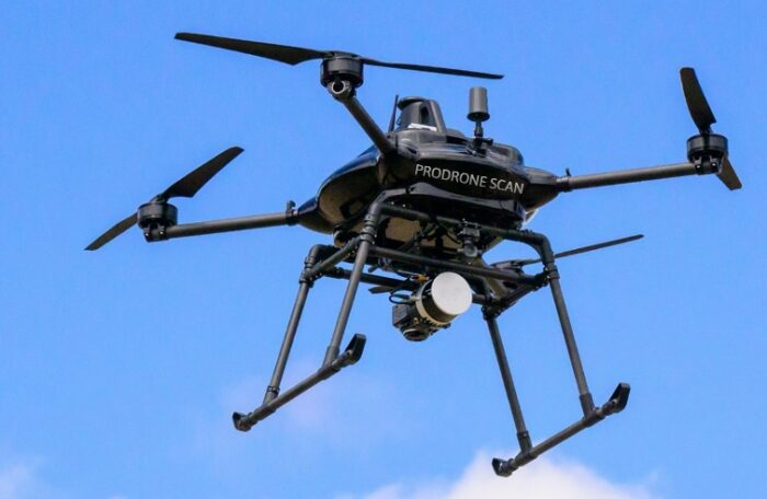 青空を飛行するPRODRONEの産業用ドローン