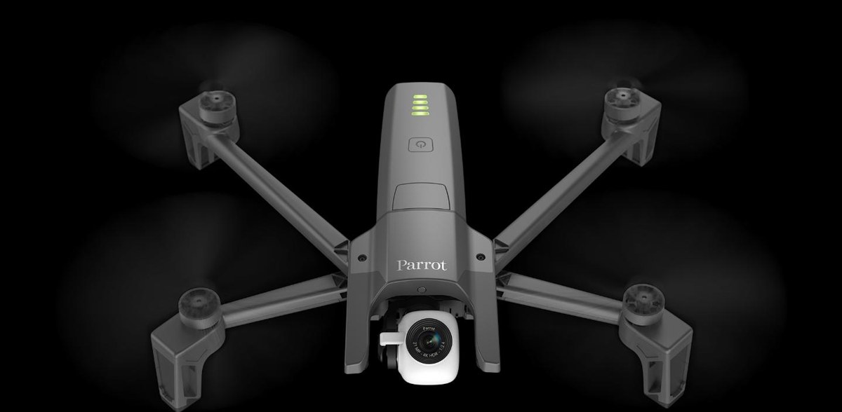 アームを展開した黒い初代Parrot ANAFIを上方から見た公式製品写真