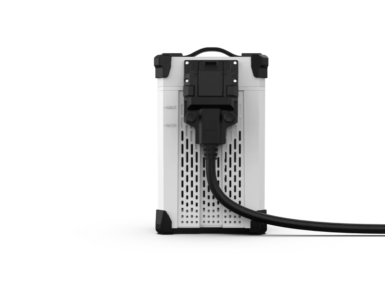 充電ケーブルを接続したB141050バッテリー