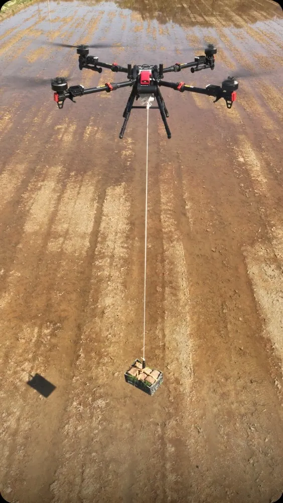 育苗トレイを吊り下げて運ぶP150 Max